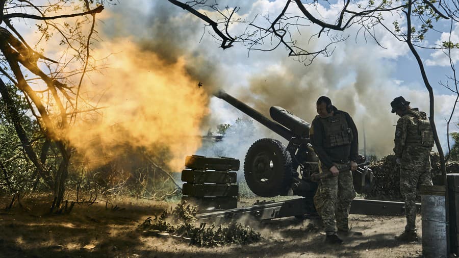 Ukrajinskí vojaci strieľajú z
