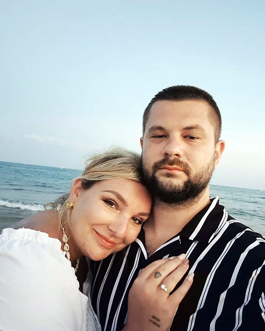 Simona je zasnúbená s komikom Joeom Trendym.
