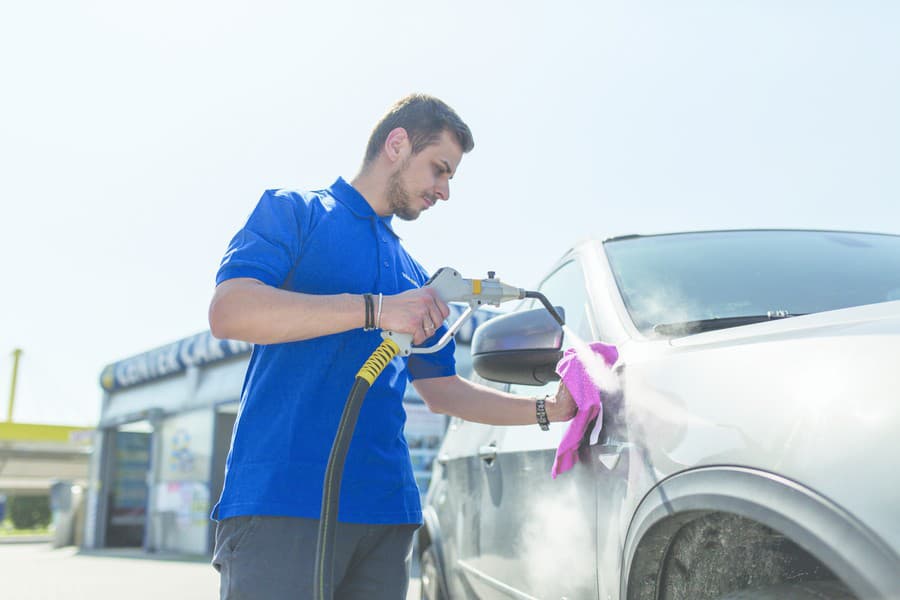 So samoobslužnou parnou čistiarňou od Green Cleaning svoje auto ekologicky vyčistíte, vytepujete a zároveň vydezinfikujete.