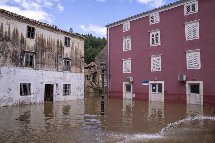 Zaplavené námestie v meste Obrovac v Severnej Dalmácii (Chorvátsko).
