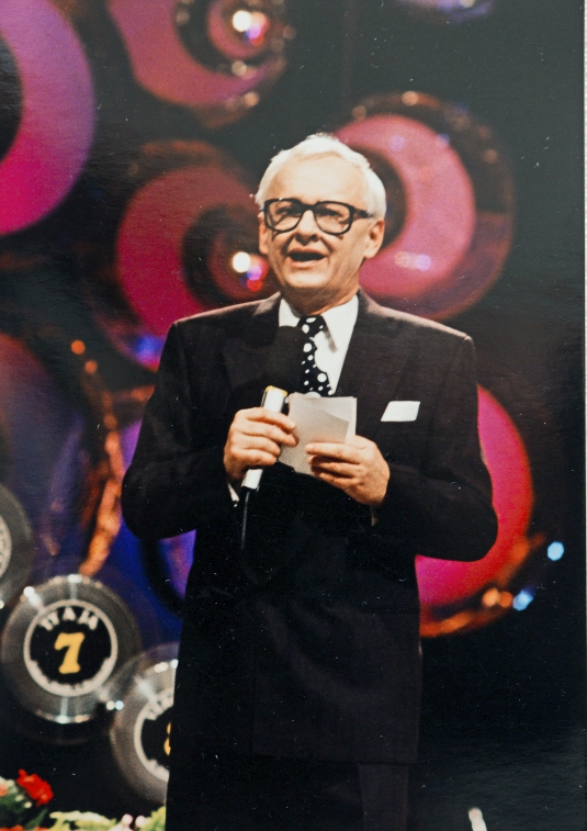 Tvárou šou bol moderátor Krajíček († 57).