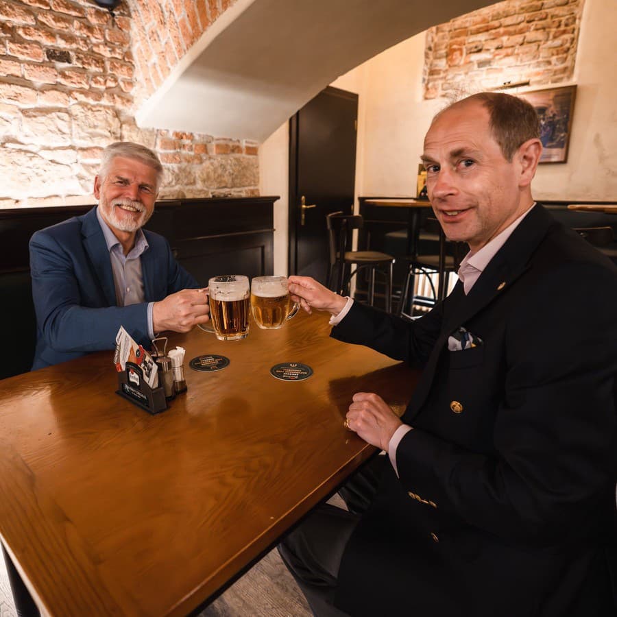 Princ Edward na pive s českým prezidentom Petrom Pavlom.