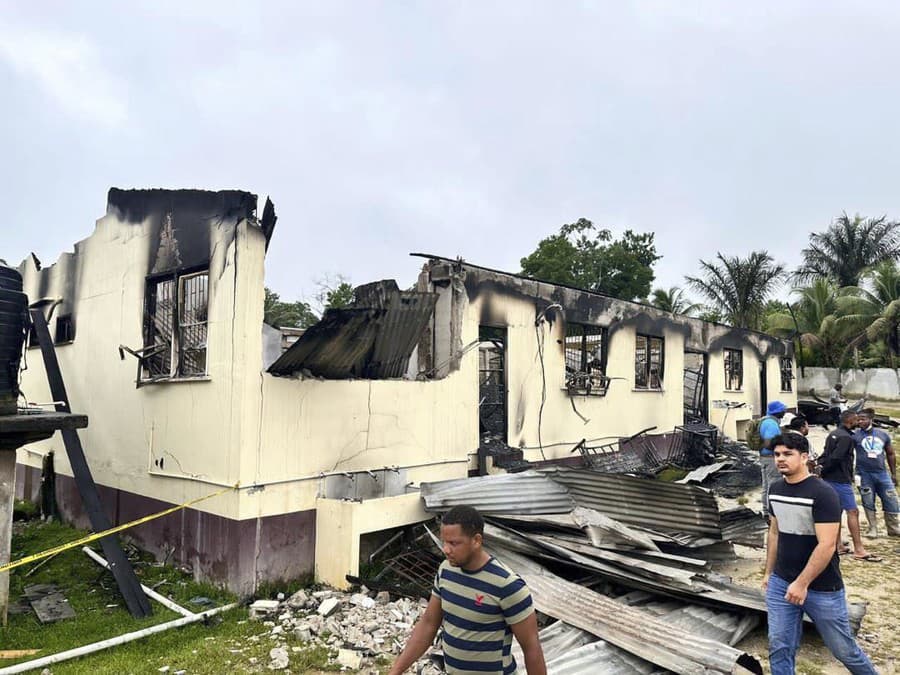 Na snímke stredoškolský internát, v ktorom vypupol požiar v meste Mahdia, v strednej časti Guyany, južne od metropoly Georgetown v pondelok 22. mája 2023. 