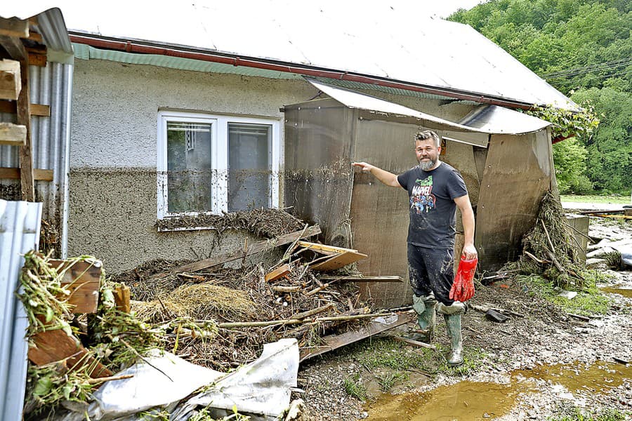 Zdenko ukazuje, kam im