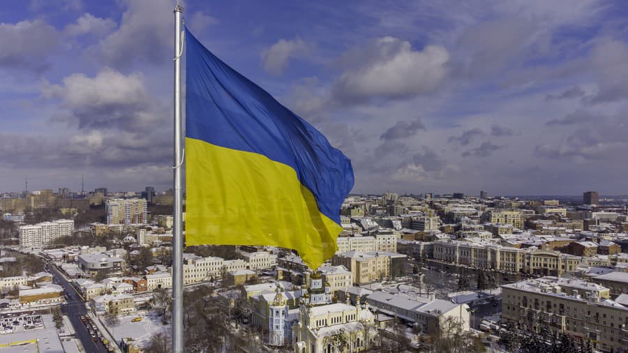 Ukrajinská vlajka nad mestom