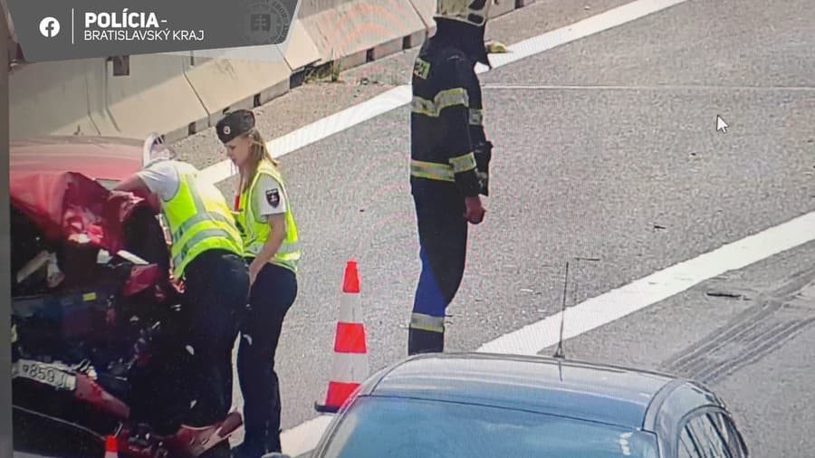Na diaľnici D1 smer Senec došlo krátko pred 13:00 h k dopravnej nehode.