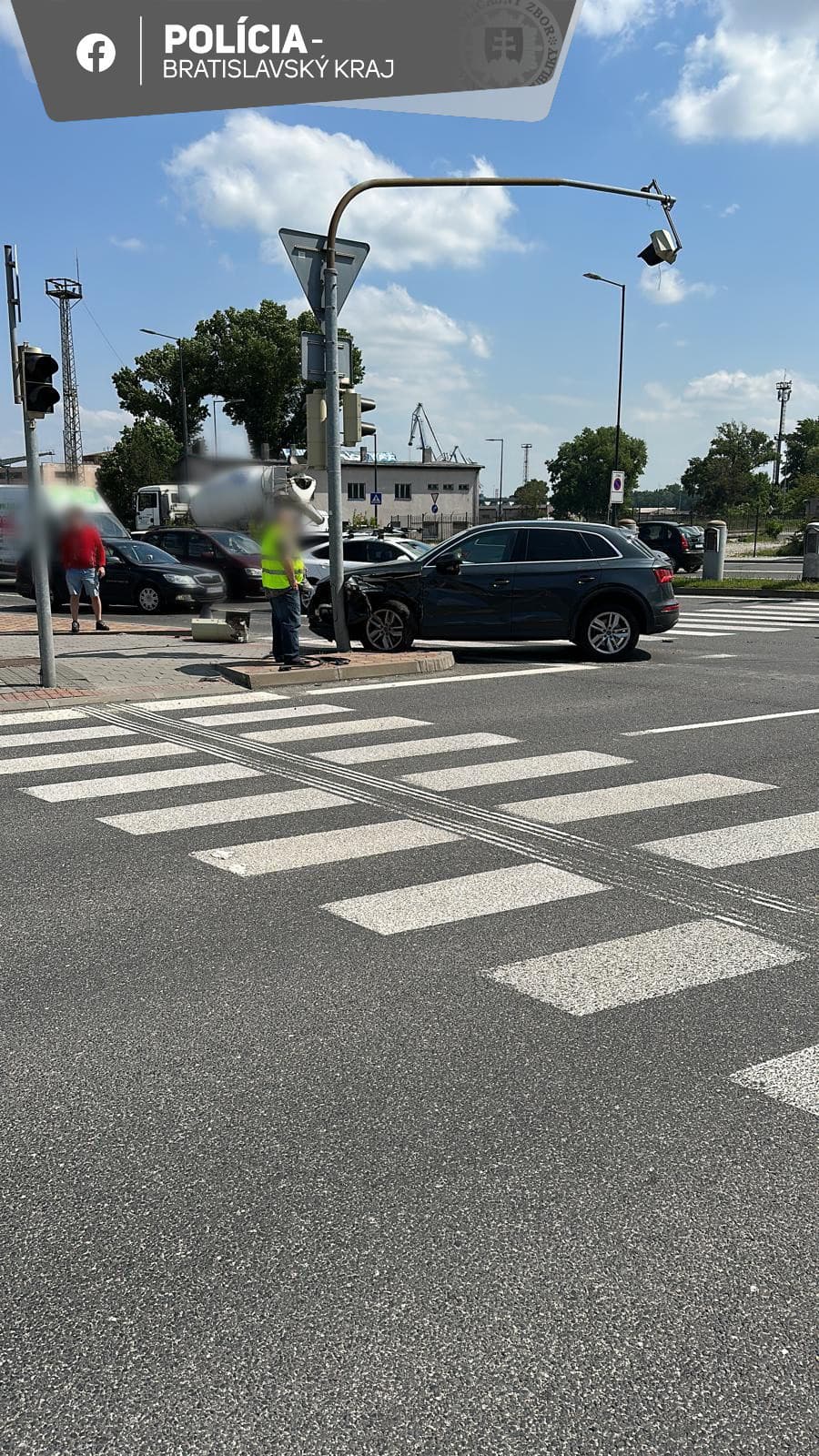 Dopravu riadia policajti.