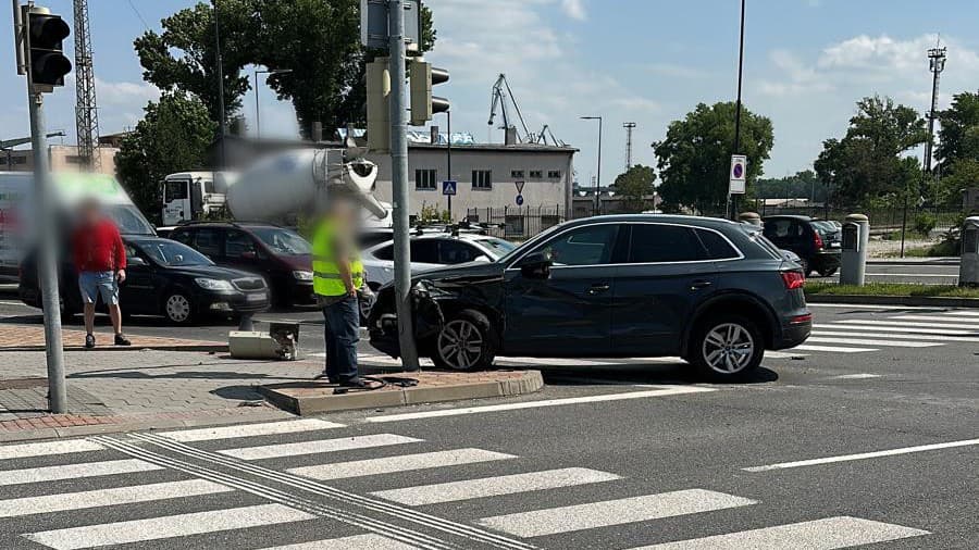 Dopravu riadia policajti.