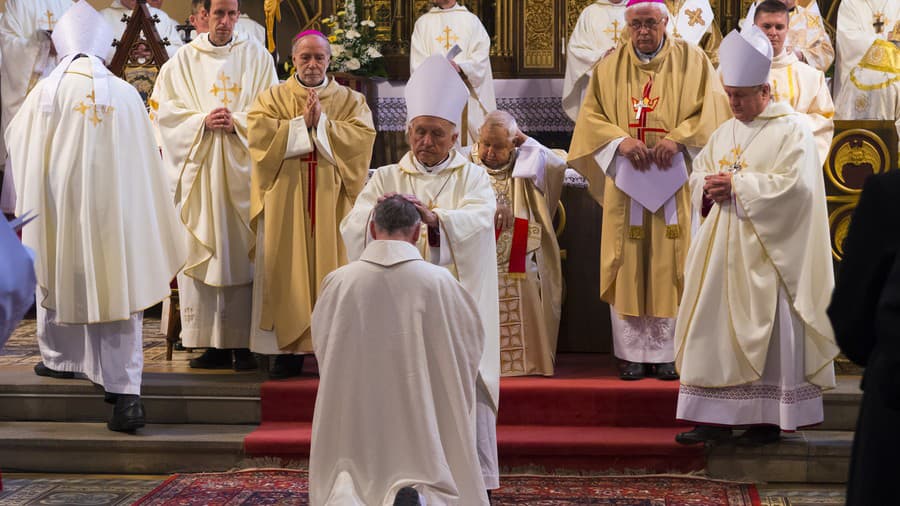 Na snímke počas vysviacky dole kľačí nový pomocný biskup Spišskej diecézy Ján Kuboš nad ním stojí emeritný arcibiskup košickej rímskokatolíckej arcidiecézy Alojz Tkáč. | Nový Čas Na snímke počas vysviacky