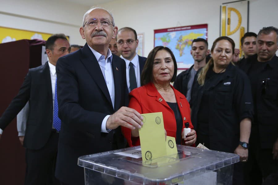 Na snímke turecký prezidentský kandidát Kemal Kiličdaroglu vkladá hlasovací lístok do volebnej schránky v 2. kole prezidentských volieb v tureckom Istanbule.