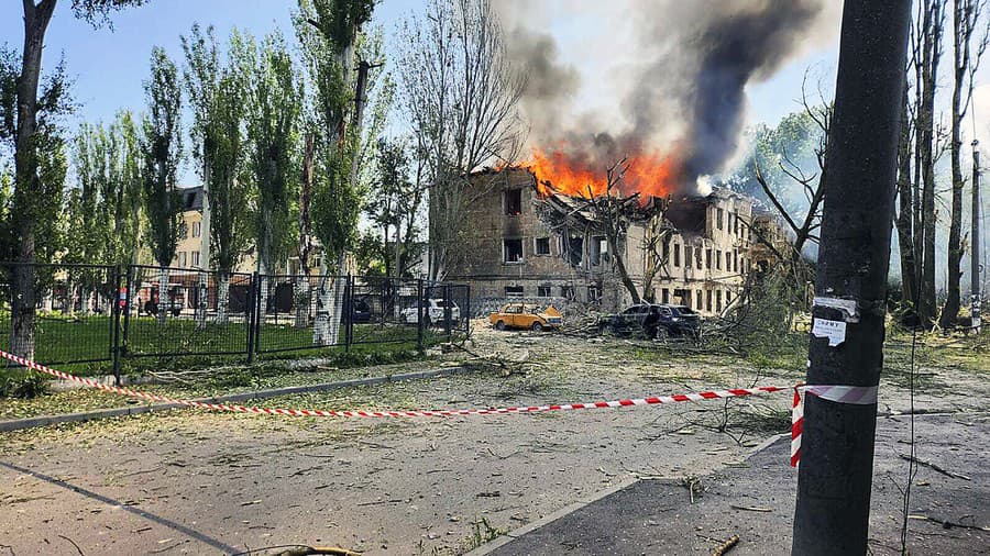Budova polikliniky v plameňoch po ruskom útoku v meste Dnipro.