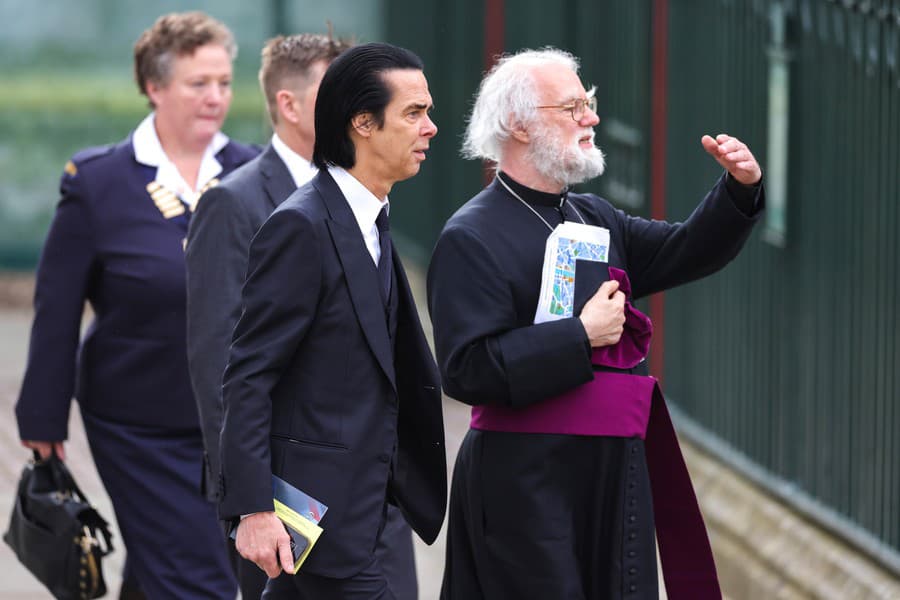 Spevák Nick Cave počas korunovácie britského panovníka Karola III.