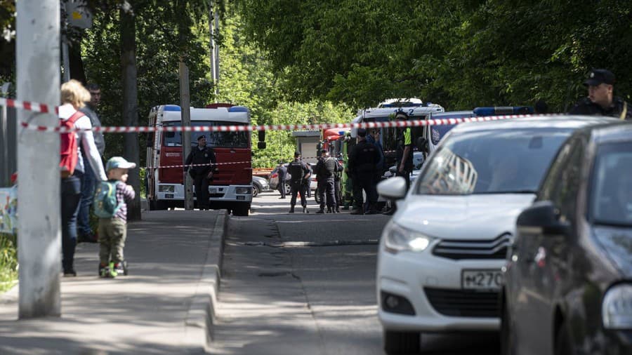 Policajti zablokovali ulicu, na