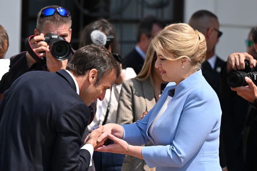 Macron pobozkal prezidentke ruku