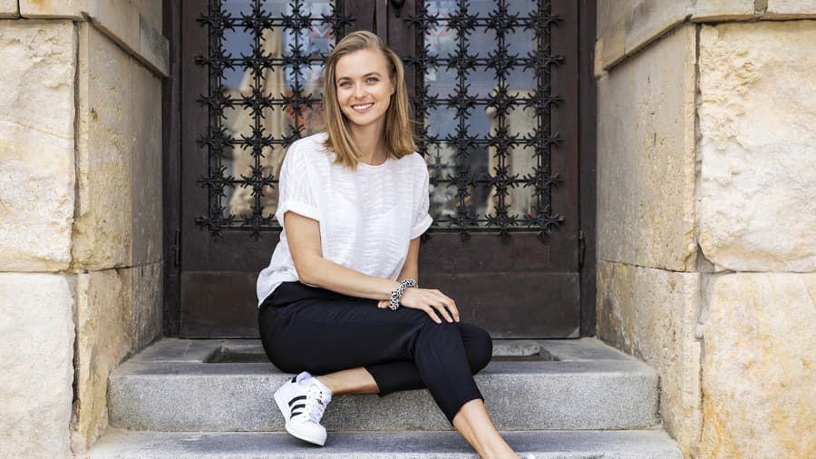 Petra na schodoch Divadla Jána Palárika v Trnave, kde sa bude konať svadobná hostina. 