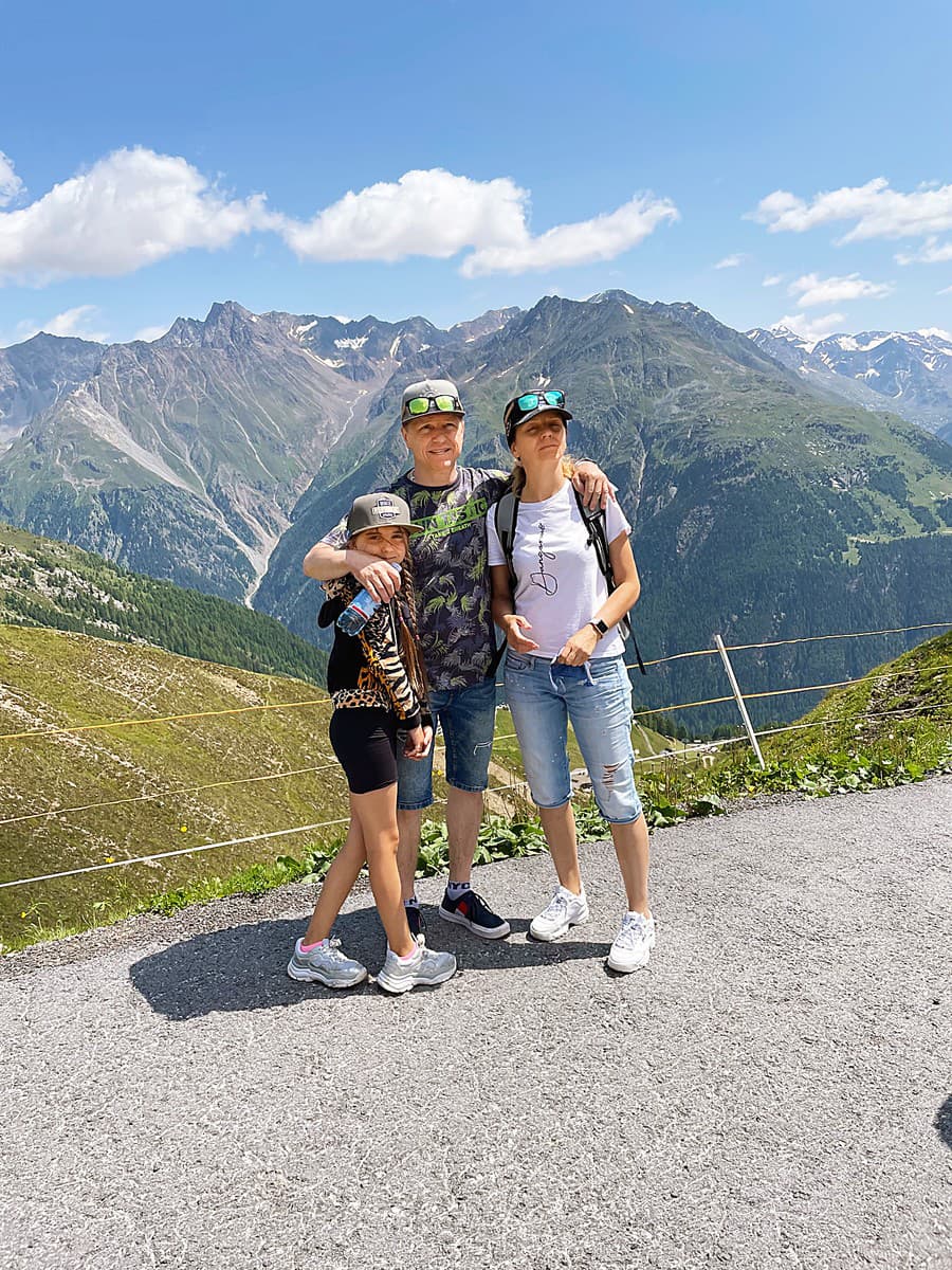 Silvia s manželom Petrom (52) a dcérkou Saškou (12) na výlete v Alpách