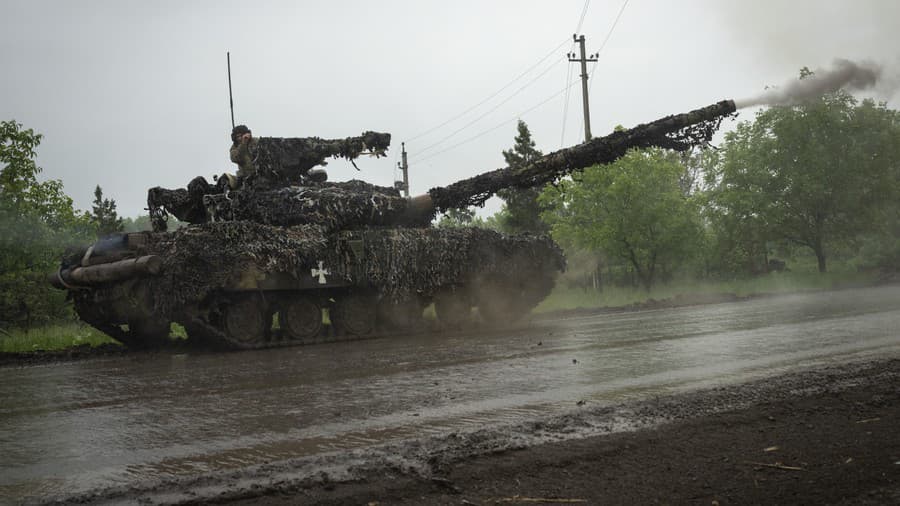 Ukrajinský tank strieľa na