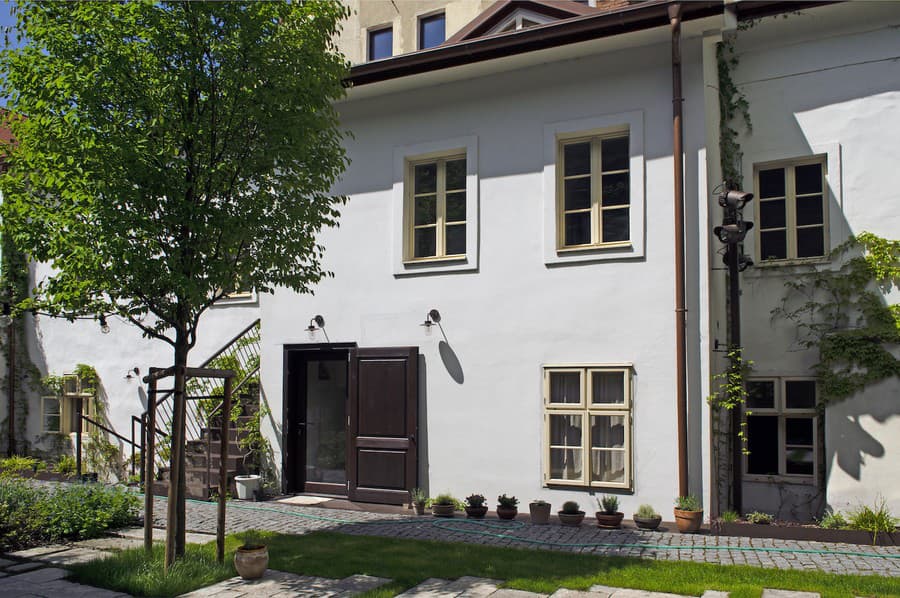 Dokončenie rekonštrukcie koncertnej siene v historickom Dome Albrechtovcov na bratislavskej Kapitulskej ulici.