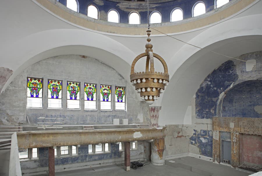 Okenné vitráže v štýle Art Deco, ktoré sú súčasťou kupoly neologickej synagógy zo začiatku 20. storočia v Trenčíne.