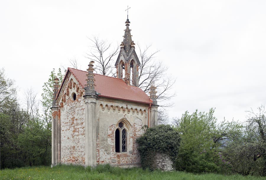 Novogotická kaplnka rodiny Medňanských v Bohuniciach pri Trenčíne z roku 1866.