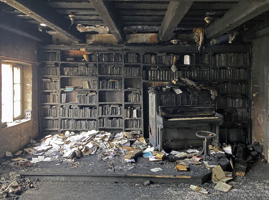 Knižnica komunitného centra Eleuzína, ktorá sa nachádza v požiarom zničenom renesančnom dome v Banskej Štiavnici.