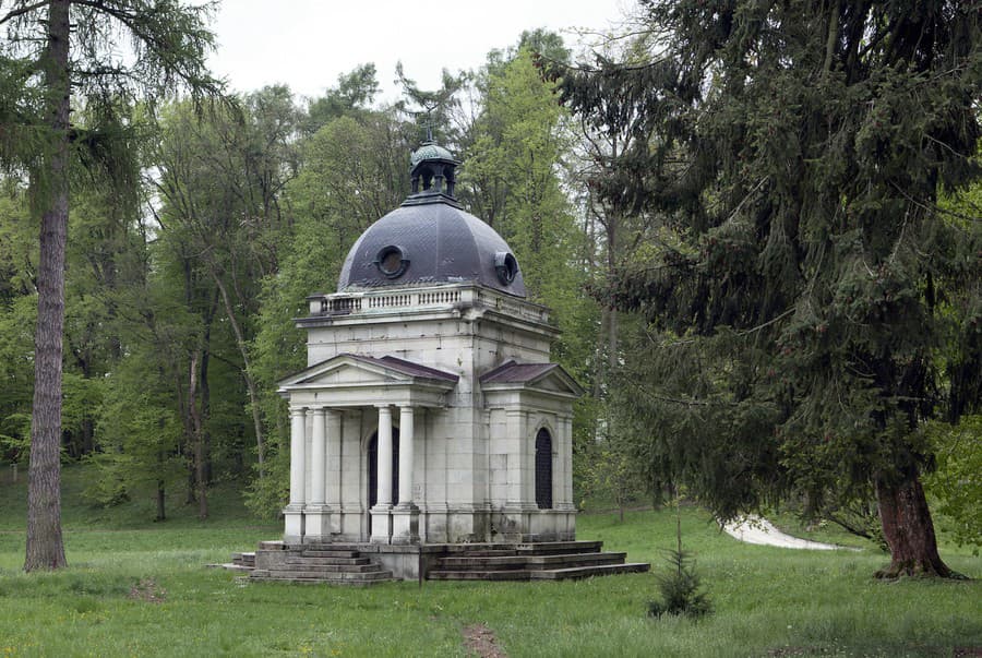Mauzóleum továrnika Jozefa Schreibera zo začiatku 19. storočia v historickom parku v Lednických Rovniach.