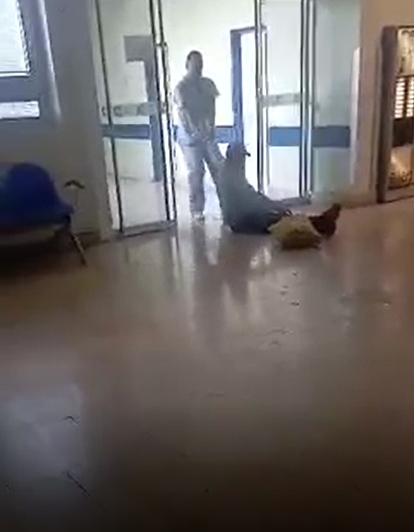 .Jeden zo zdravotníkov priamo v priestoroch nemocnice ťahal muža po zemi von z nemocnice
