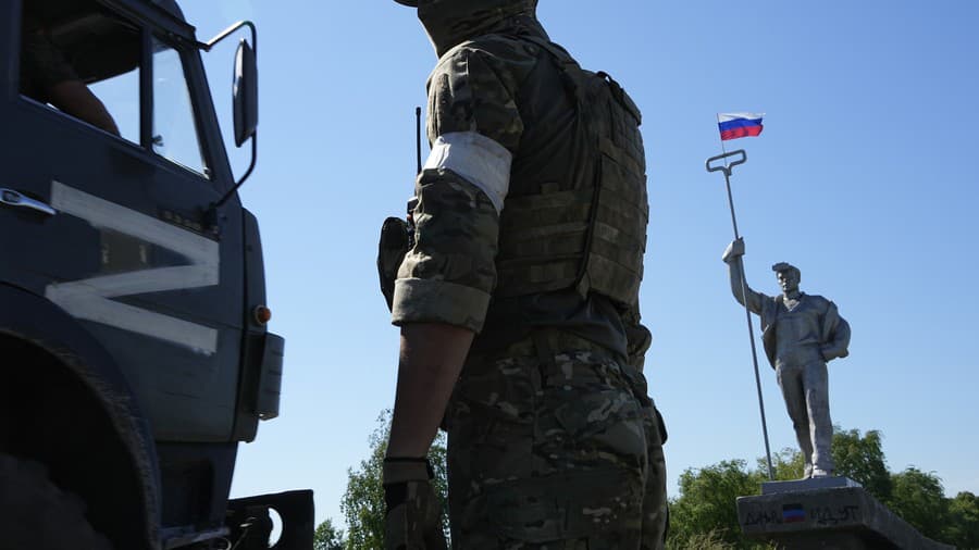 Ruský vojak drží strž