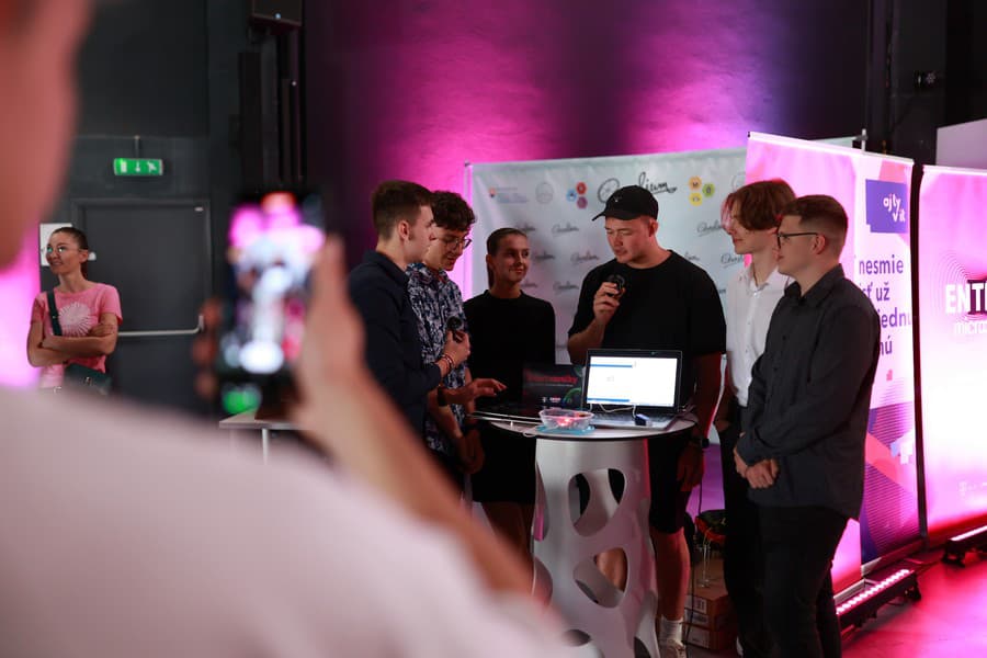 Programiádu vyhrali projekty LeafPot a iFood, ktoré riešia celospoločenské problémy.