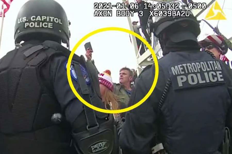 Na snímke z videozáznamu z kamerového systému washingtonskej mestskej polície zakrúžkovaný žltou farbou Jay James Johnston pri Kapitole.