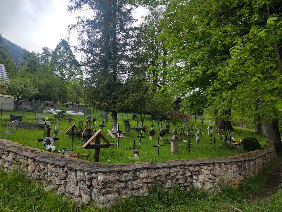 Cintorín vo Vlkolínci.