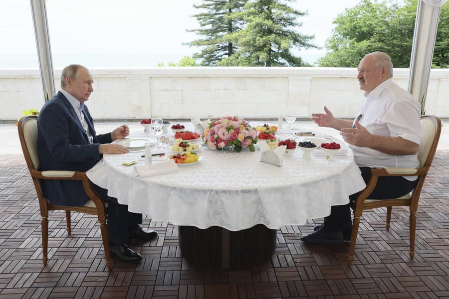 Na snímke zľava ruský prezident Vladimir Putin a bieloruský prezident Alexander Lukašenko počas stretnutia v rezidencii Bočarov Ručej v prímorskom letovisku na Kryme v rezorte Soči 
