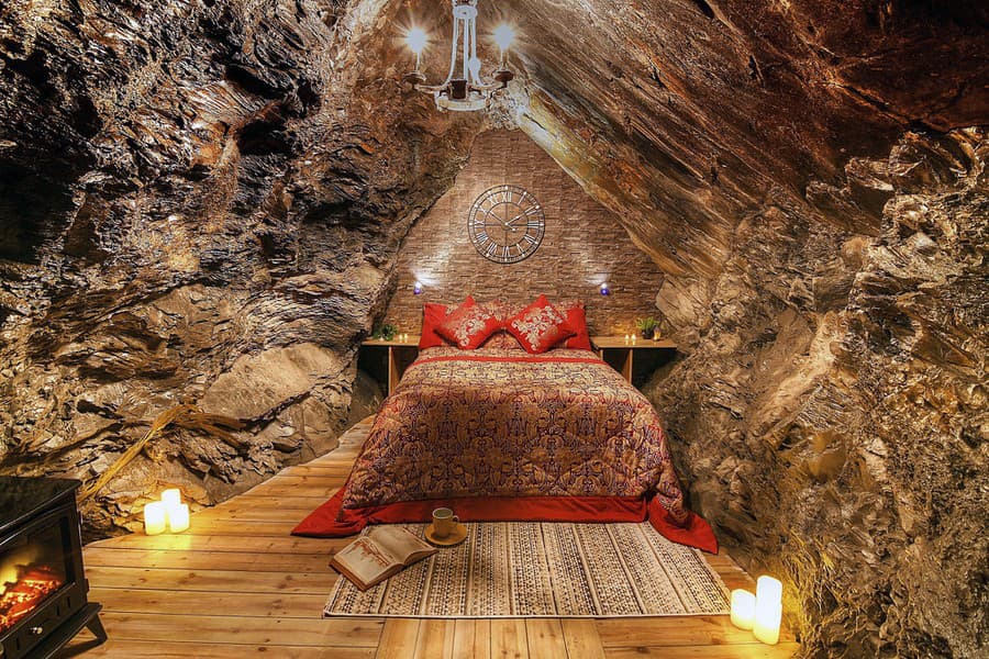 Romantická jaskynná izba má