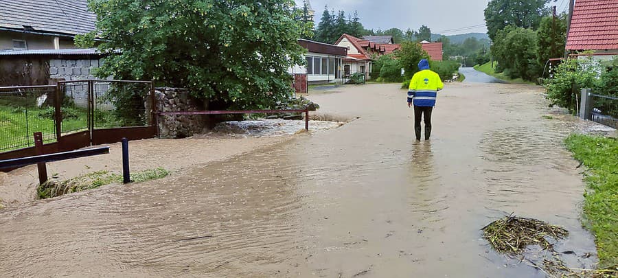 Belej. Voda strhla ploty