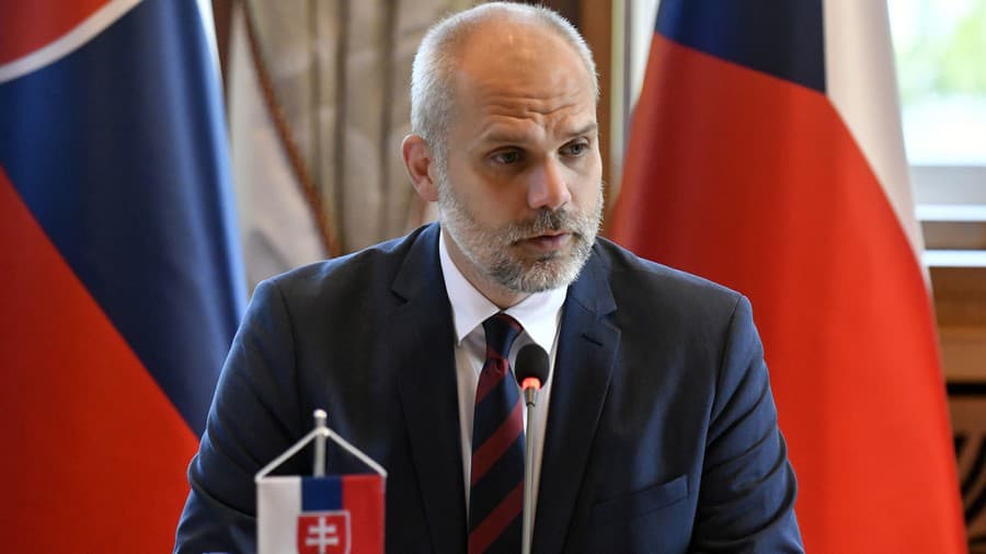 Na snímke minister obrany