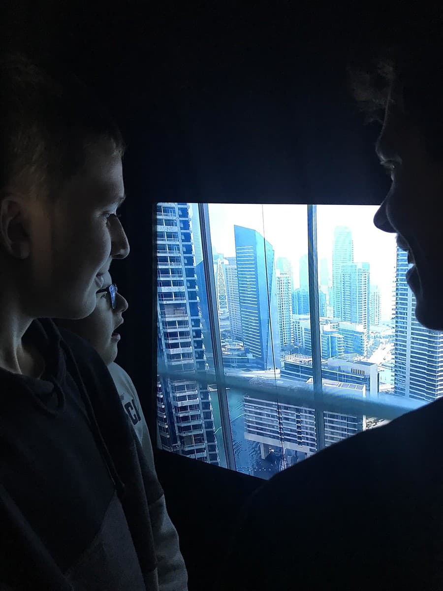 Deti sa vezú vo výťahu v mrakodrape (Veže do neba)