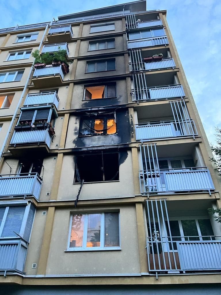 Hasiči v stredu skoro ráno hasili požiar v byte na Kyjevskej ulici v Bratislave. 