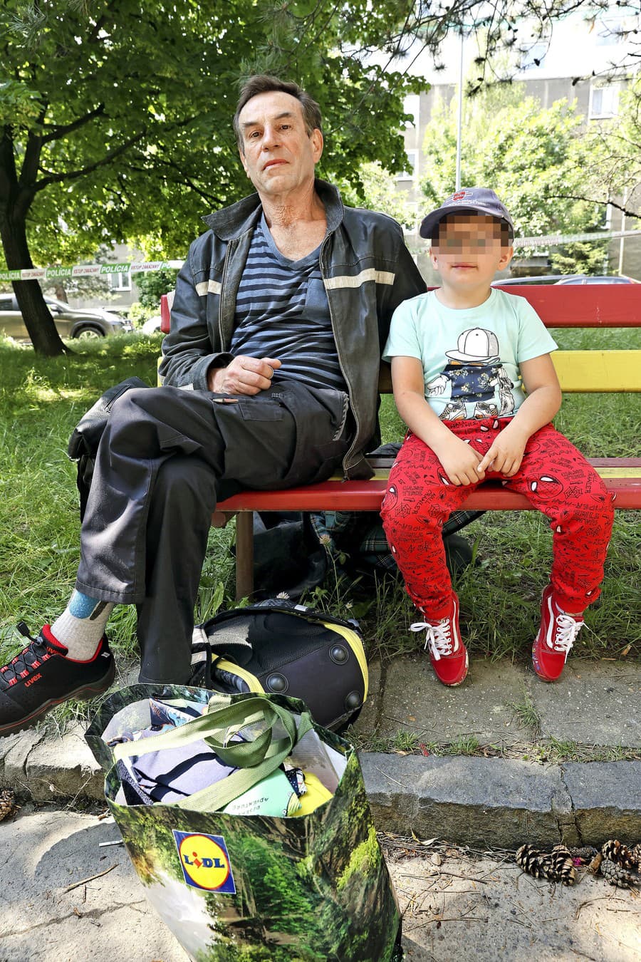 Ladislav a nevlastný syn Oliver museli čakať na lavičke, kým statik skúmal ich byt.