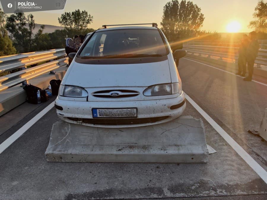 Policajti zadržali za dva