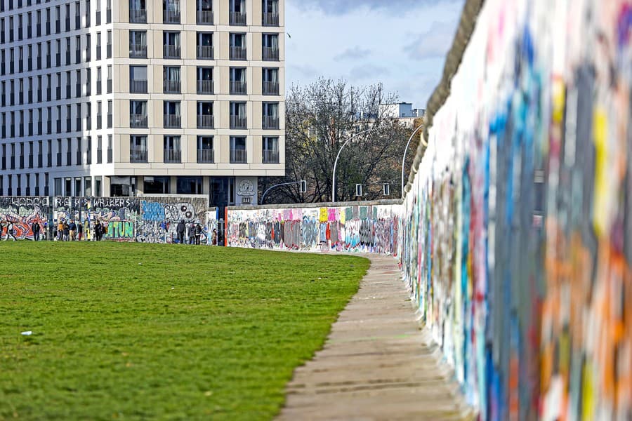 Zvyšky múru, ktorý kedysi rozdeľoval Berlín, sú zachované a vystavené na rôznych miestach.