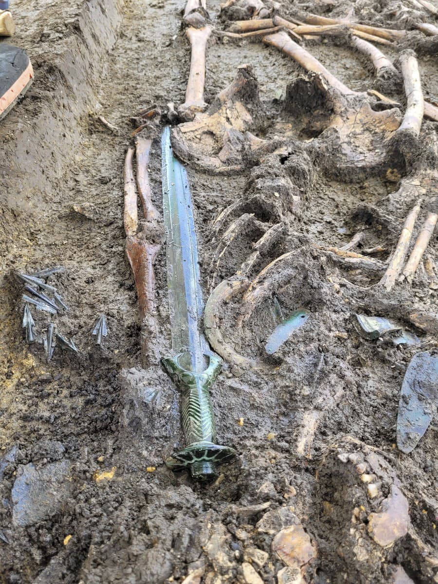 Archeológovia v Nemecku našli meč z bronzovej doby, doteraz sa leskne