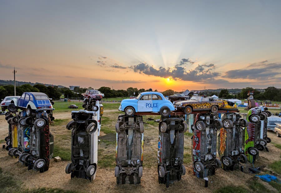 Carhenge tvorí 24 áut.