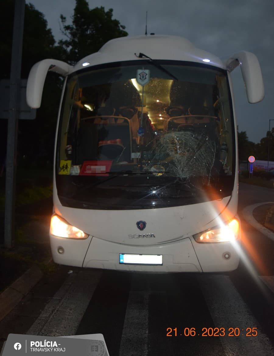 Autobus so školákmi zrazil chodca, ten nehodu neprežil