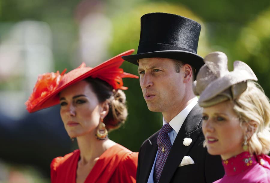 Princ William s manželkou Kate na dostihoch v Ascote.
