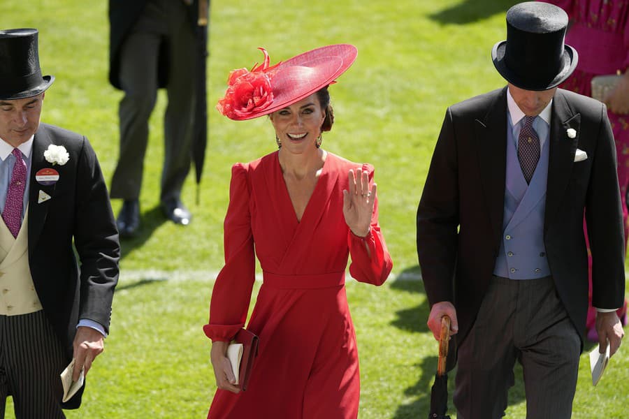 Princ William s manželkou Kate na dostihoch v Ascote.