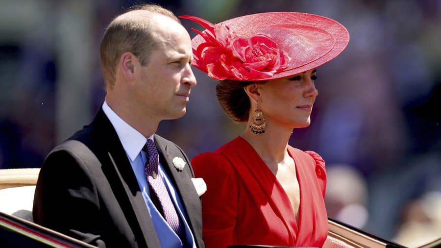 Princ William s manželkou Kate na dostihoch v Ascote.
