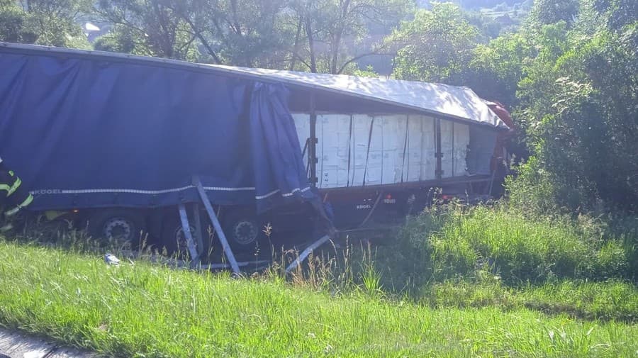 Cesta prvej triedy v Krásne nad Kysucou je pre nehodu neprejazdná