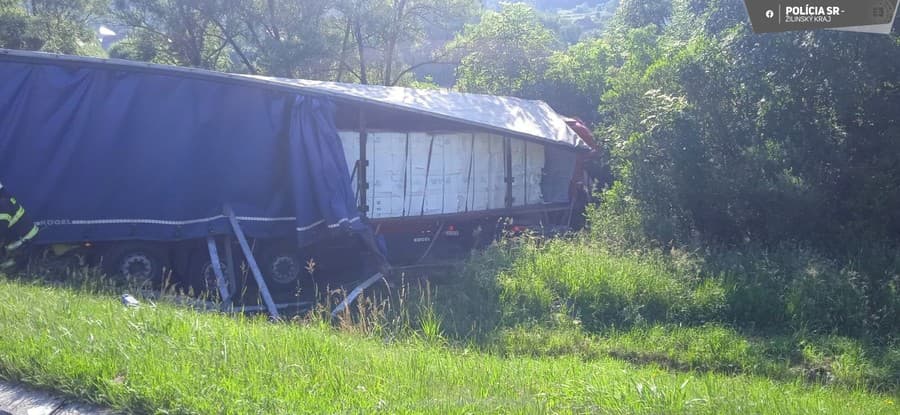 Po čelnej zrážke kamiónov na Kysuciach zasahovali leteckí záchranári.