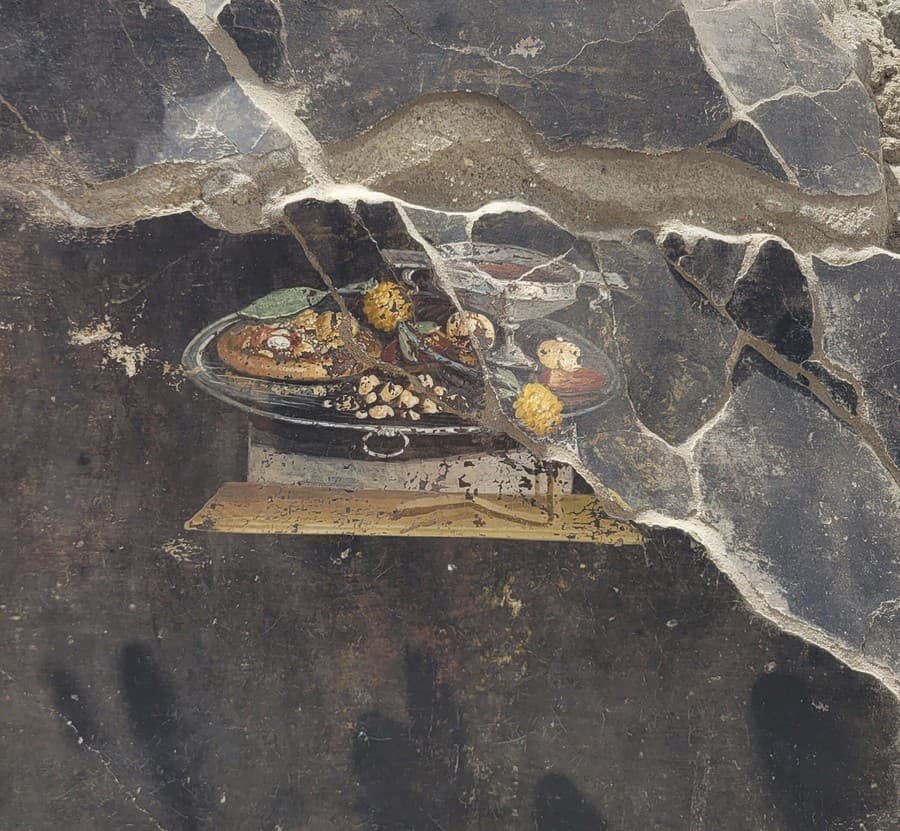 Freska v Pompejach nápadne pripomína pizzu.