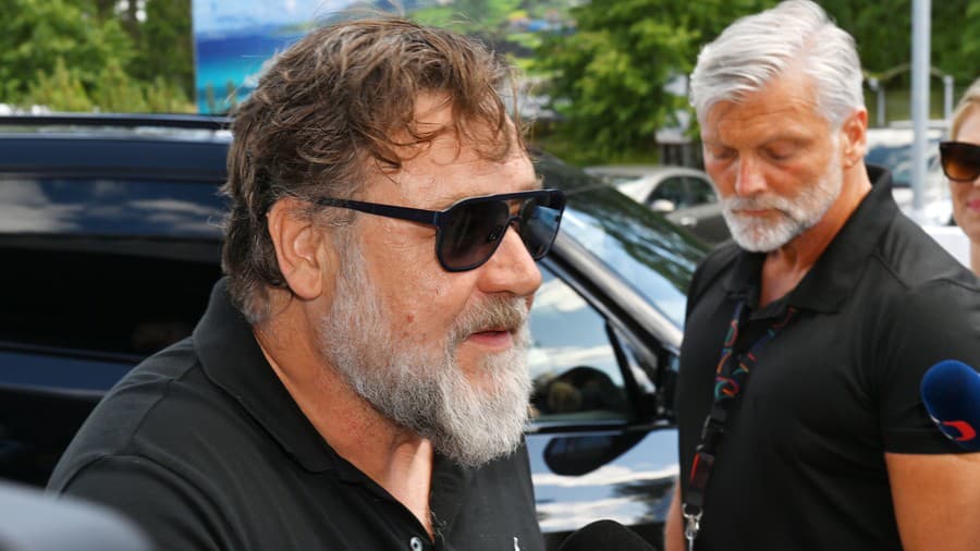 Russel Crowe priletel na